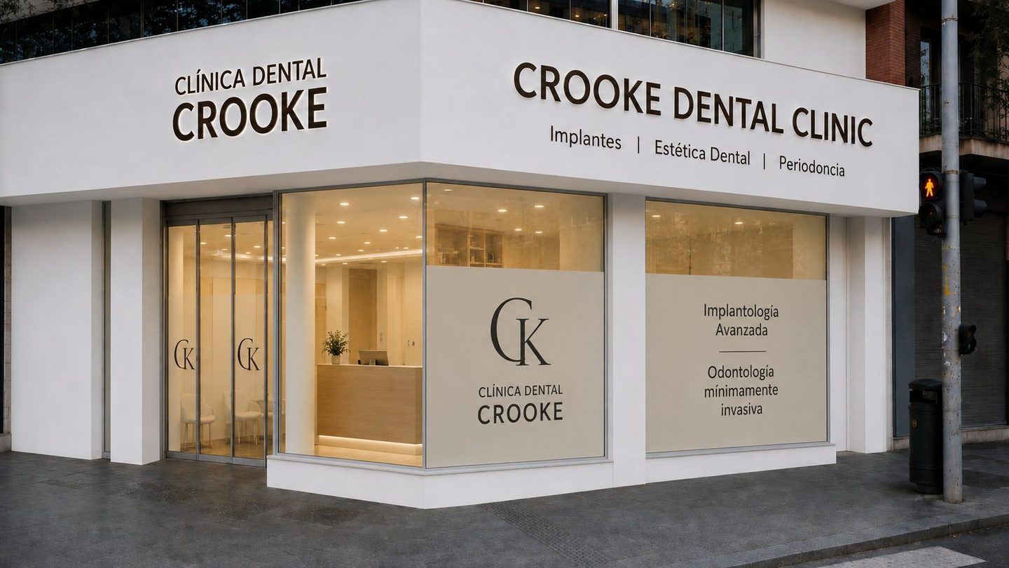 Fachada de la Clínica Dental Crooke en Granada, en la calle Recogidas