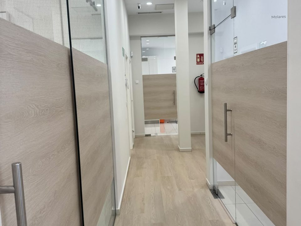 Pasillo de acceso a los gabinetes de la clínica de Granada