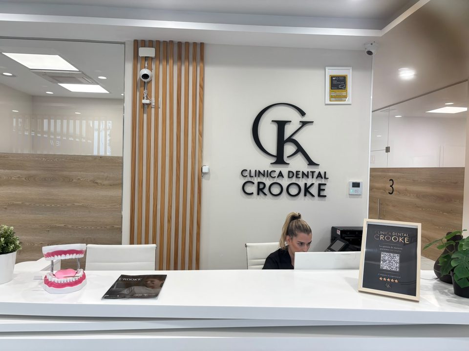 Zona de recepción con el logotipo de Clínica Dental Crooke