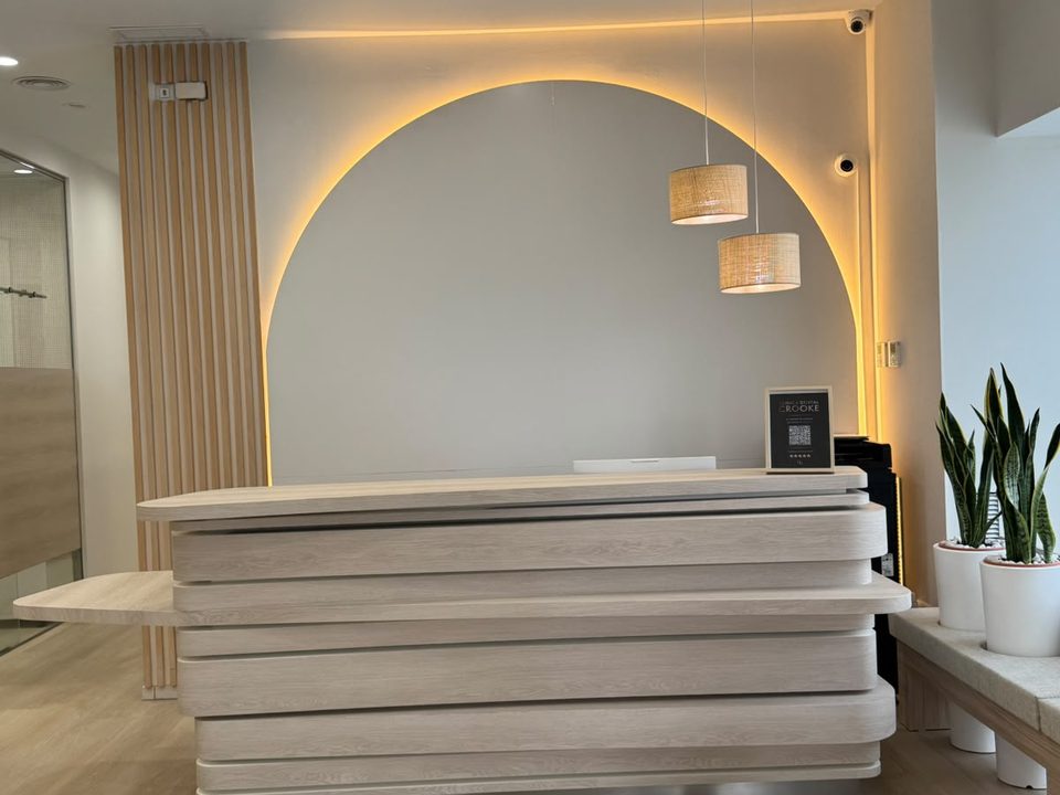 Mostrador de recepción de la clínica de Granada