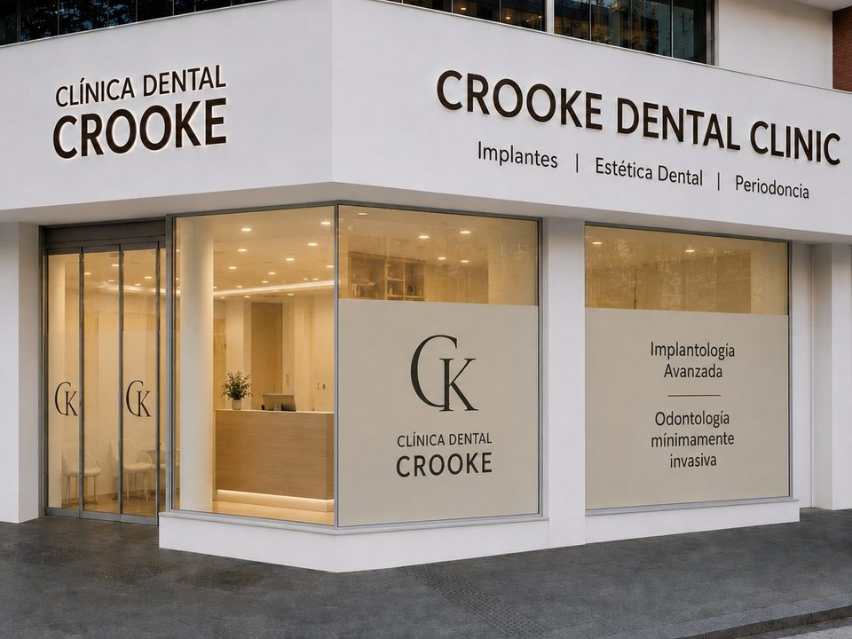 Escaparate de la Clínica Dental Crooke de Granada, en la zona de Ronda