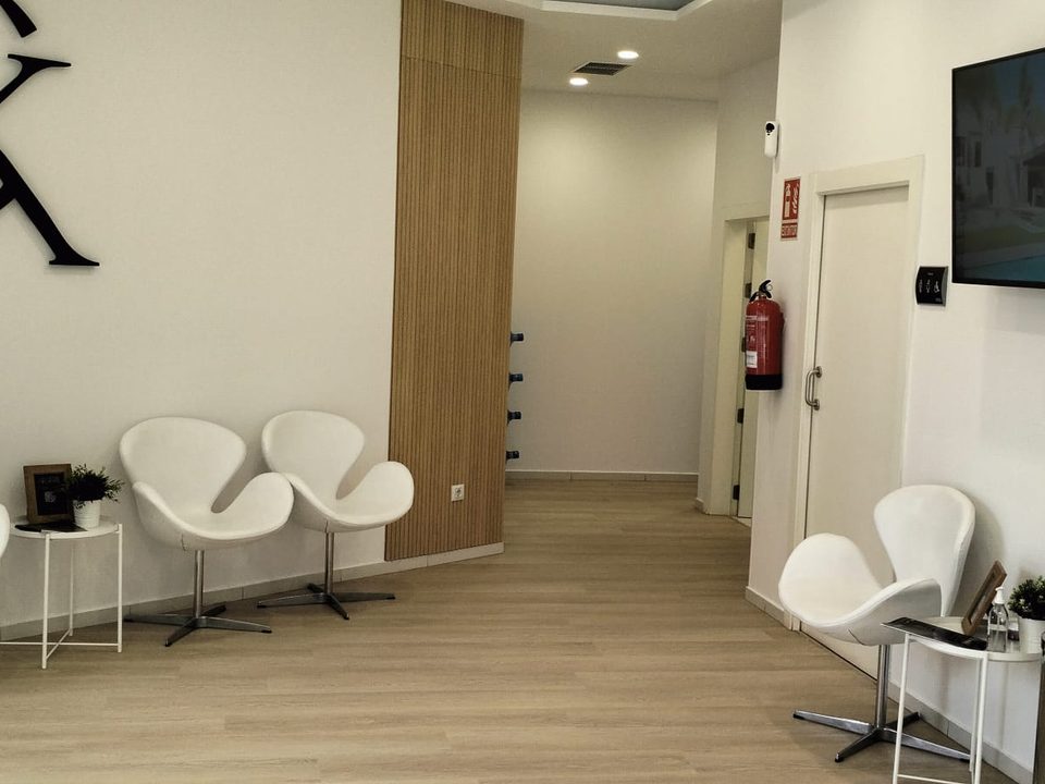 Sala de espera de la clínica de Granada, segundo ángulo